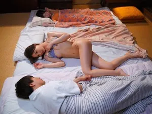 Anh thanh niên ngây ngô và gấu bán hoa ở quán rượu đầy kinh nghiệm