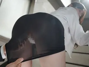 Chịch một cô gái đeo kính trên bàn