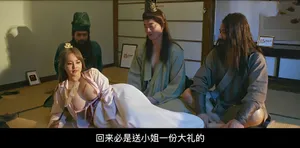 Nữ thần ngoại vi mặc sườn xám lụa đen, bộ ngực trắng nõn nà và phong cách quyến rũ...