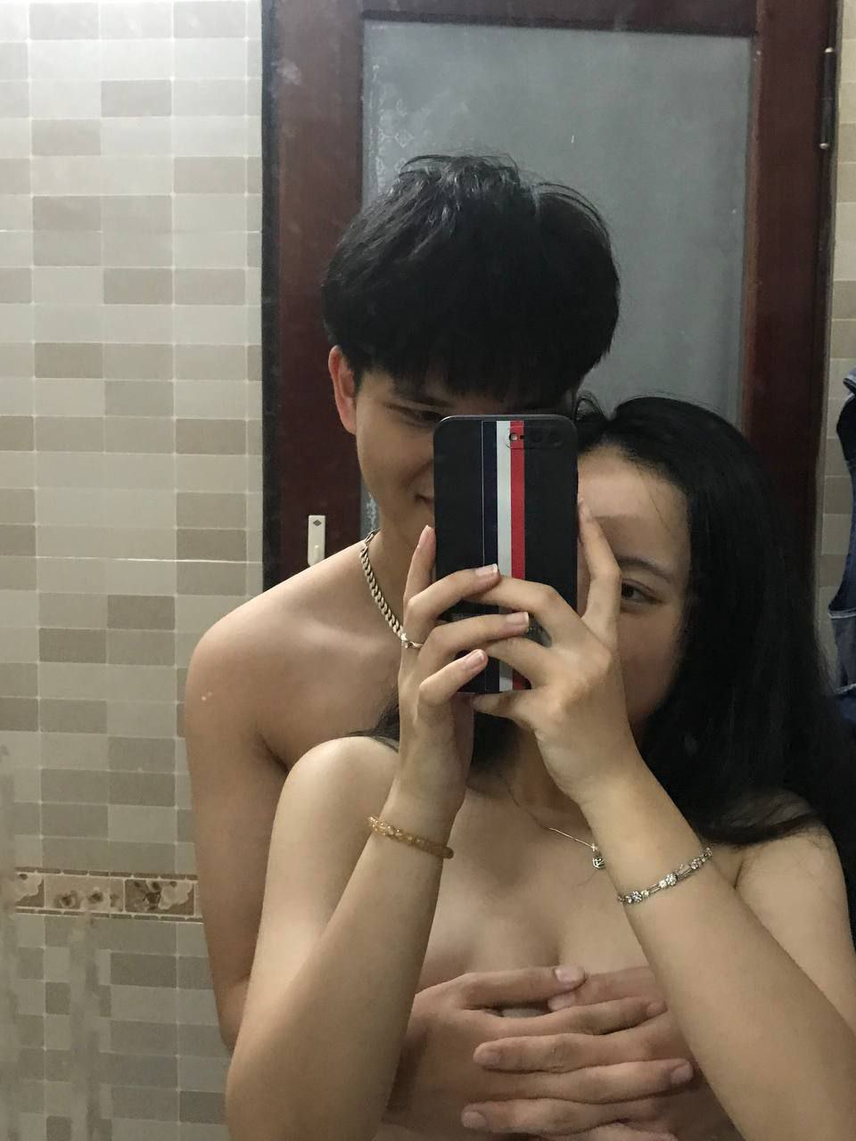 Chơi lỗ hậu, bắn tinh lên mặt cô gái nhỏ của vợ