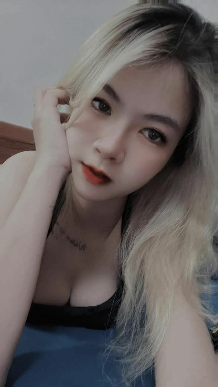 Cô vợ trẻ mê mẩn con cu của anh thợ massage